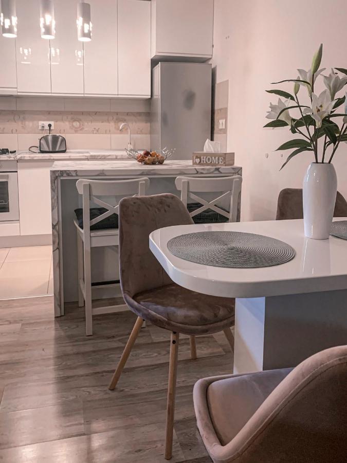 Apartment 2 Rooms Luxury Bukarest Eksteriør billede